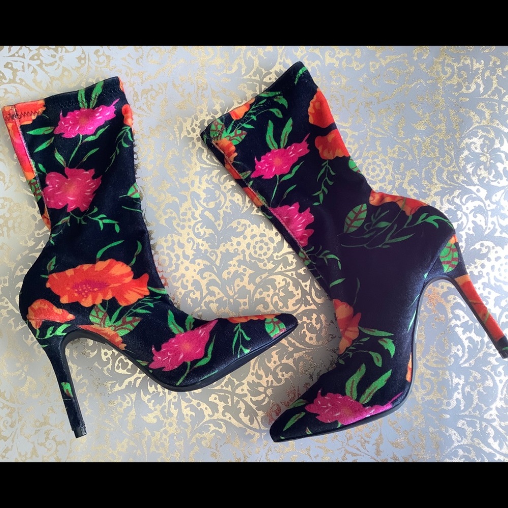 Gorgeous floral print pull on booties